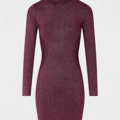 Vestido justo manga comprida cor vinho com brilho e gola alta