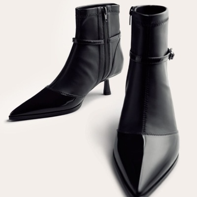 Botins femininos pretos em couro sintético com salto fino e fecho de correr lateral