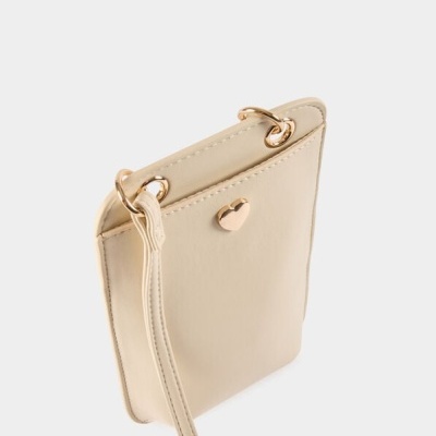 Bolsa pequena de ombro bege com detalhe de coração dourado