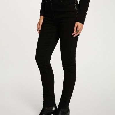 Calças pretas justas com tachas nas laterais e botas pretas