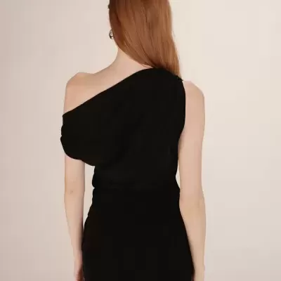 Pessoa de costas com roupa preta de um ombro só