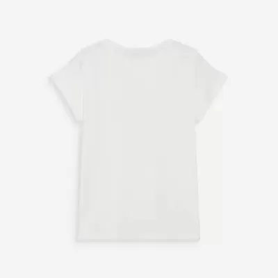 T-shirt branca simples de manga curta em fundo branco