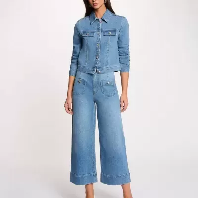 Conjunto de casaco e calças de ganga azul claro em modelo feminino.