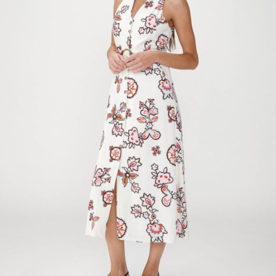 Vestido comprido branco com padrão floral colorido e sandálias pretas