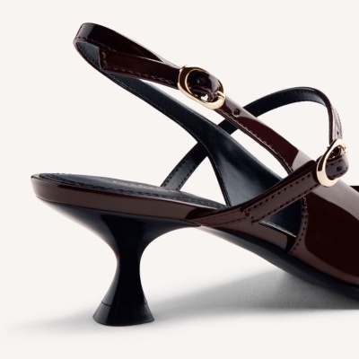 Sandália de salto médio verniz castanho com fivelas douradas e salto preto