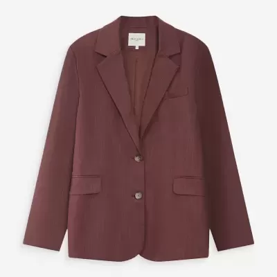 Blazer feminino castanho escuro com botões e bolsos, vista frontal.