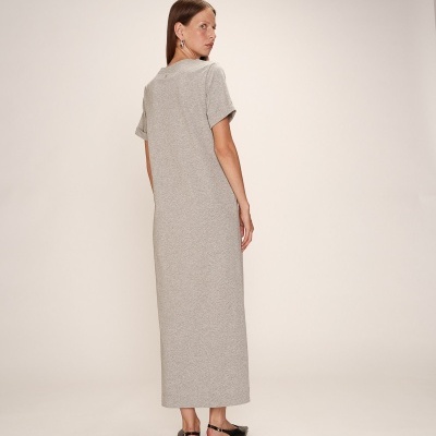 vestido comprido cinzento claro com mangas curtas visto de costas