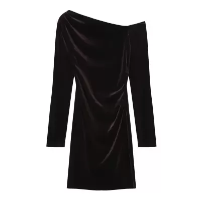 Vestido preto de veludo com um ombro só e manga comprida