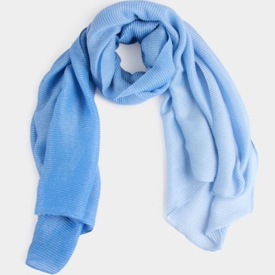 Cachecol azul em tecido leve com dois tons de azul em degradê
