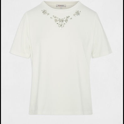 T-shirt branca com pedraria prateada no decote