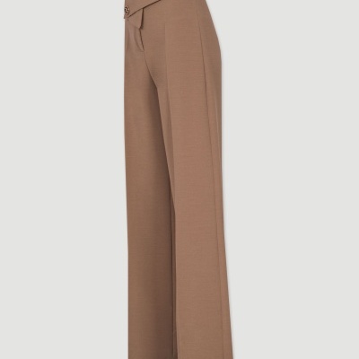 Calças femininas castanhas em tecido liso com dois botões na cintura