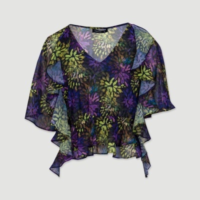 Blusa feminina leve com padrão floral colorido e detalhes assimétricos.