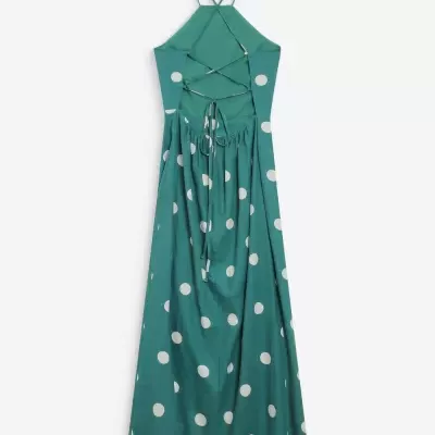 Vestido longo verde com bolinhas brancas e alças finas cruzadas