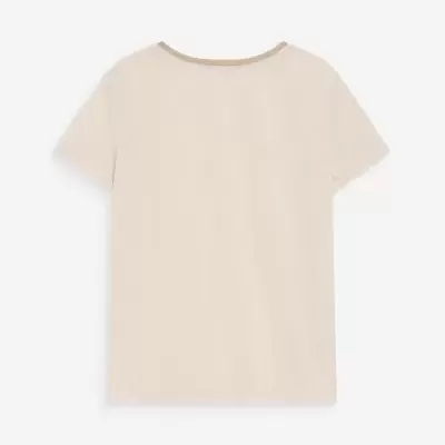 T-shirt bege claro com gola redonda e detalhe dourado na gola