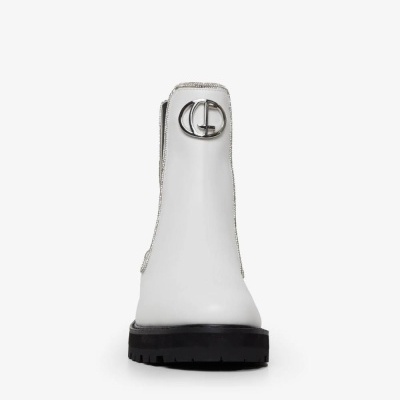 Bota branca em pele com sola preta e detalhe metálico circular prateado