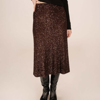 Saia midi castanha escura com lantejoulas e botas pretas de cano alto