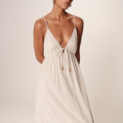 Vestido longo riscado bege e branco com alças finas e laço frente