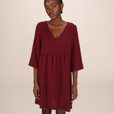 Vestido feminino vinho com decote em V e mangas compridas