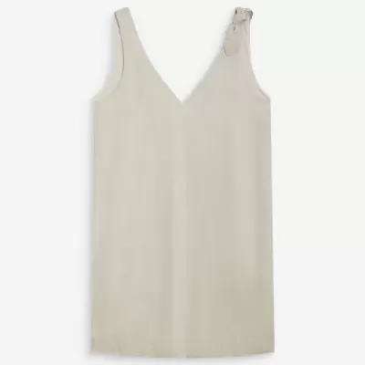 Vestido bege claro com decote em V e alça com laço