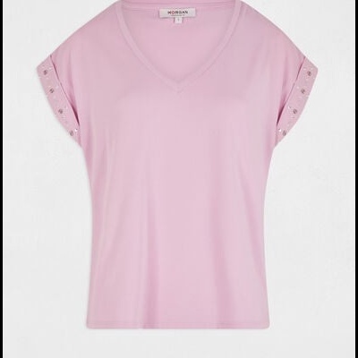 T-shirt rosa claro com decote em V e botões nas mangas