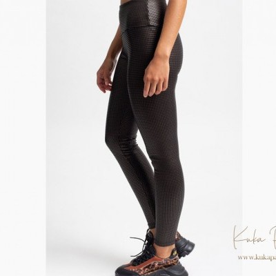 Leggings pretas com padrão de losangos em modelo com fundo branco