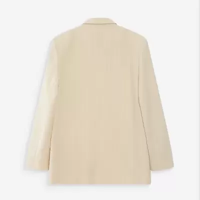 Casaco bege claro com riscas brancas finas verticais visto de costas.