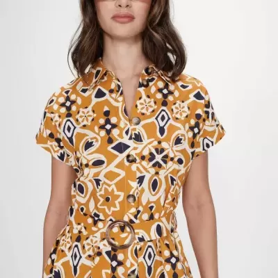 Vestido padrão floral laranja com botões e cinto de fivela redonda
