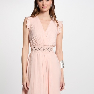 Vestido cor-de-rosa claro com cinto branco e argolas metálicas