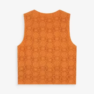 Regata laranja de crochet vista de costas