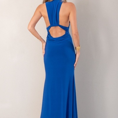 Vestido comprido azul com costas abertas e recorte usado por mulher em fundo branco.