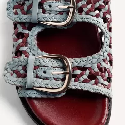 Sandália aberta com fivelas e tiras trançadas vermelhas e azuis clara