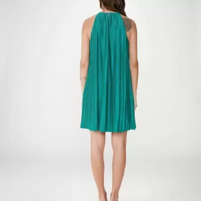Vestido curto plissado verde esmeralda visto de costas