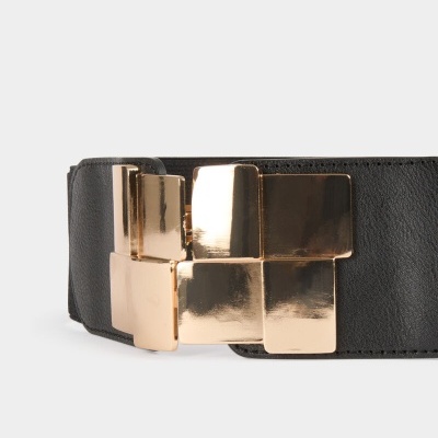 Cinto preto com fivela metálica dourada quadrada