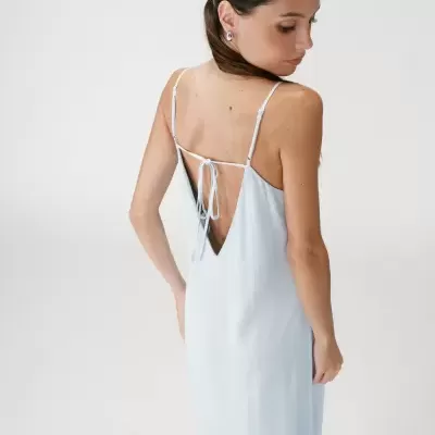 Vestido comprido azul claro com alças finas e laço nas costas