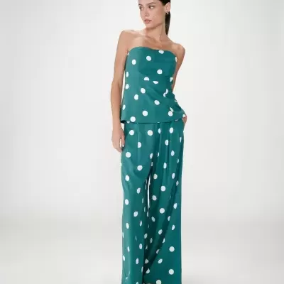 Conjunto de top e calças largas verdes com bolinhas brancas