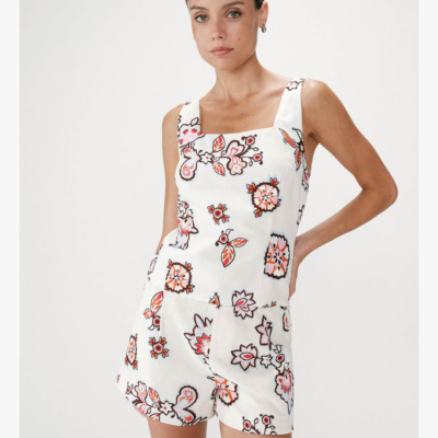 Macacão curto feminino branco com padrão floral colorido