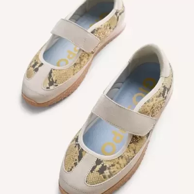 Sapatos tipo Mary Jane com padrão pele cobra e tiras de velcro