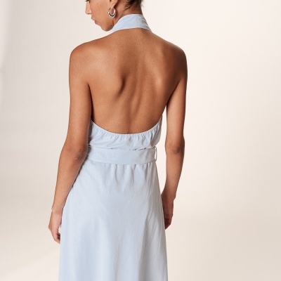 Vestido azul claro sem costas, tecido liso, gola alta