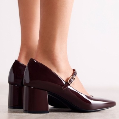 Sapatos de salto médio castanho em verniz com fivela