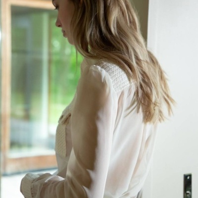 Camisa feminina bege translúcida com detalhe texturizado no ombro