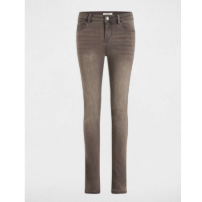 Calças de ganga cinzentas ajustadas em fundo branco