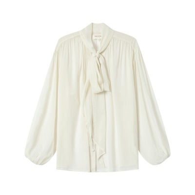 Blusa branca de manga comprida com laço frontal e botões