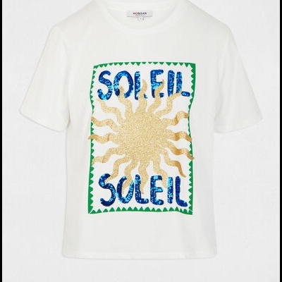 T-shirt branca com estampado de sol dourado e texto azul e verde na frente