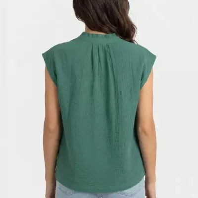Top verde com gola franzida visto pelas costas