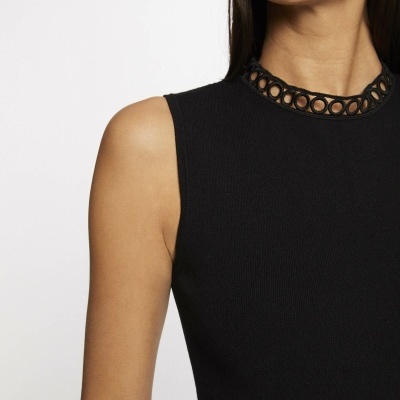 Top preto sem mangas com padrão circular na gola e barra