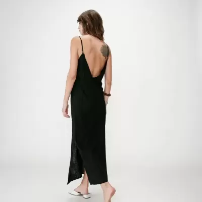 Vestido preto comprido com alças finas e decote em V nas costas