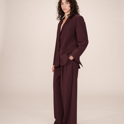 Conjunto vinho de blazer e calças largas femininas