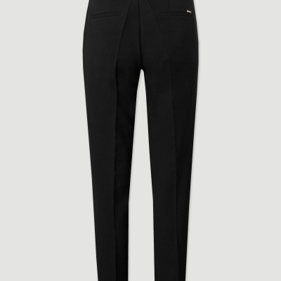 Calças pretas com costura e texto na cintura