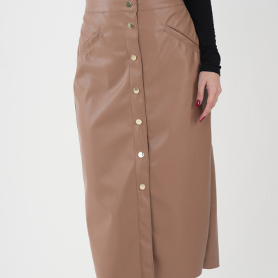 Saia midi castanho claro em material sintético com botões dourados e bolsos, usada com camisa preta.
