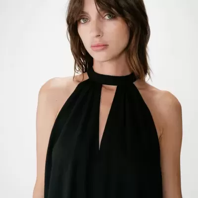 Vestido preto sem mangas com gola alta e abertura frontal